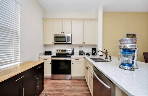 West Kissimmee Cottage | Orange Creamsickle Cottage near Disney with Margaritaville Resort & Island H20.