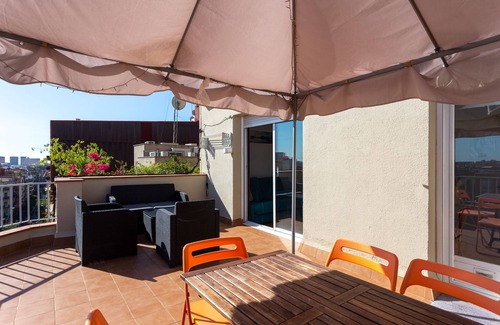 El Camp de l'Arpa del Clot Apartment | Orange Duplex with sunny terrace in Barcelona
