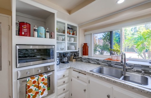 Orange House | Orange Home with 2 king bedrooms - Fun patio area