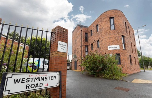 Kirkdale Apartment | Orange Rentals | Apartment near Anfield | Free Parking