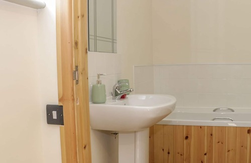 Newtown Cottage | ORCHARD COTTAGE, family friendly, with a garden in Kerry