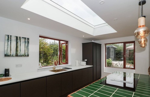 West Lydford House | ORCHARD END, pet friendly, with open fire in Glastonbury