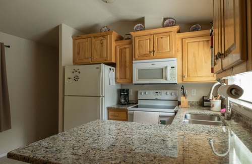 Oroville Cottage | Orchard Guest House- Boats, Bikes, ATVs and helicopters welcome!