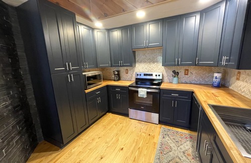 Ellijay Cabin | Orchard Mountain Cabin, Enchanting Retreat – Exclusive Lakefront Sanctuary