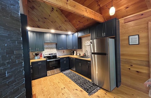 Ellijay Cabin | Orchard Mountain Cabin, Enchanting Retreat – Exclusive Lakefront Sanctuary