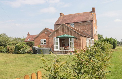 Moreton Cottage | ORCHARD VIEW, family friendly, with hot tub in Hartpury