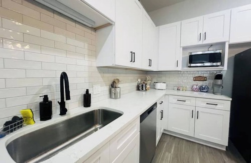 Dallas Apartment | Organic Modern Retreat 1 BR2Bed Pool & Gym