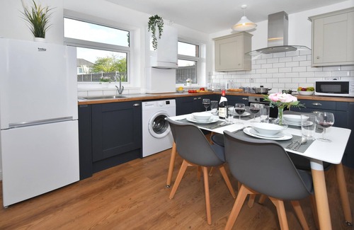 Crewe House | ✨Orion House 🏠 - sleeps 6, driveway, garden