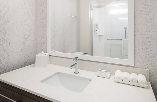 Airport North Hotel | Orlando Airport Hotel Suite | Free Breakfast + Shuttle Service | 3 Units