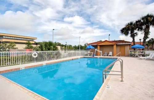 Orlando House | Orlando East UCF Area! 2 Queen Beds, Studio Suite!
