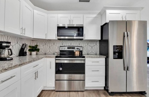 Englewood Park Apartment | Orlando Pool House Vacation Home | Pet Friendly