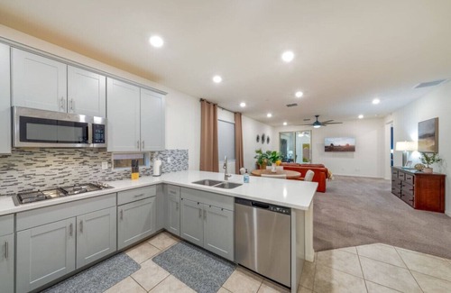 Casas Adobes Apartment | Oro Valley/2 BR 2BA/Office/Fenced /Garage
