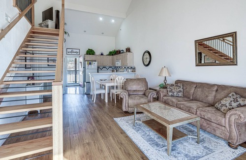 Osage Beach Condo | Osage Beach Condo: Boat Slip & Pool Access!