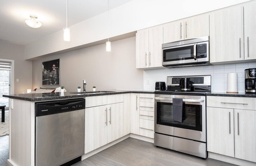 Winnipeg Condo | Osborne Village +Hidden Gem 2 Bdr+Parking+30 Day Minimum (210-369)