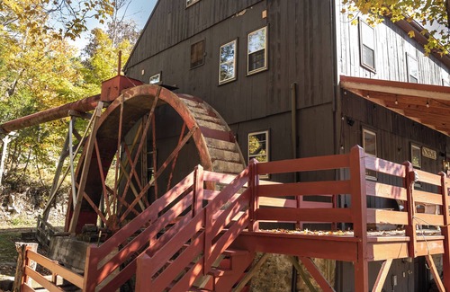 Raphine House | Osceola Mill is a boutique inn located in the Shenandoah Valley 20 minutes from Lexington and Staunton.