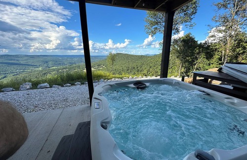 Jasper House | Oslo Mountainside Retreat + Hot Tub + Arcade + Million Dollar View Sleeps 24
