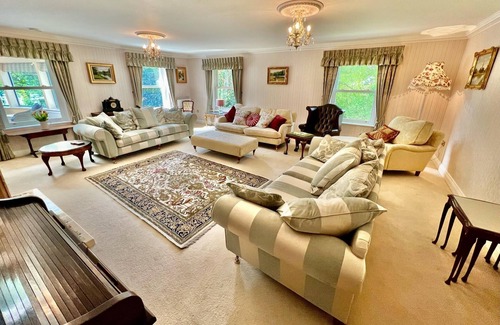 Salisbury House | Osmund House, Salisbury Sleeps up to 19