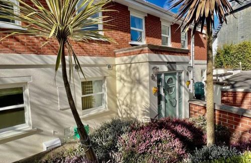 Salisbury House | Osmund House, Salisbury Sleeps up to 19