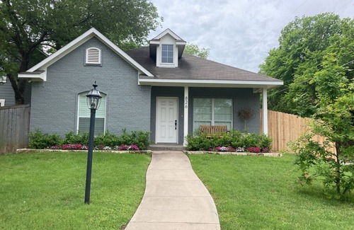 Waco House | Oso Comfortable Cottage - Designed by the Harps - Sleeps 8