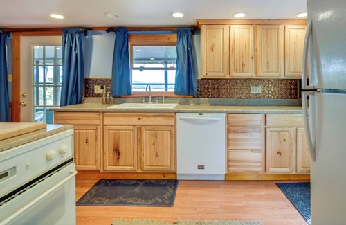 The Bluffs Cottage | Ossipee Lake Cottage w/Screened Porch & Fire Pit!