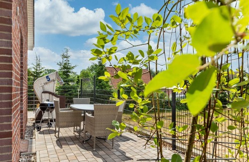 Wichmannsdorf Apartment | Ostsee Landhaus am Schlosspark OFC 13 - Baltic Sea country house with terrace, garden and