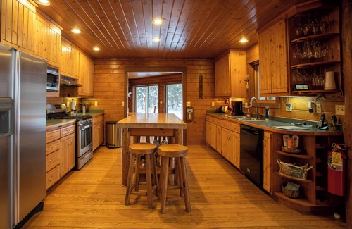 Hayward Cabin | Otter Cove Lodge: Serene Lakefront Retreat w/Kayaks, Fireplaces, & Room for 10