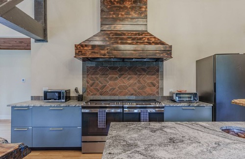 Newfoundland House | Otter Lodge - Private Pond!