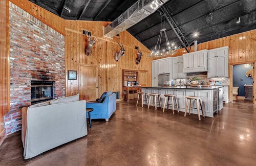 Fayetteville House | Ottobahn Farm, Quiet Farm Home on River 15 min from UofA