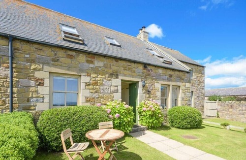 South Charlton Cottage | OTTOLINE COTTAGE, pet friendly, country holiday cottage in Embleton