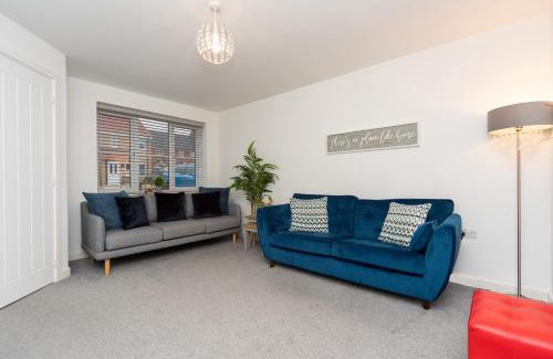 Lowestoft House | Oulton Broads New Build Holiday Home 3 Bedroom- 3 Bathroom with Free Parking