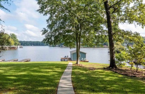 Milledgeville House | Our Happy Place with a view on Lake Sinclair
