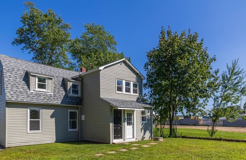 Warwick Apartment | Our home boasts gorgeous views and a short walk from the beach & marina.