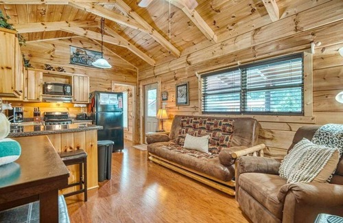 Blairsville Cabin | Our Nest - Hot tub, paved roads, centrally located