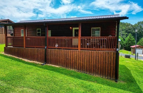 Blairsville Cabin | Our Nest - Hot tub, paved roads, centrally located