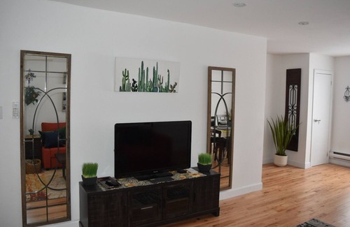 East Danforth Apartment | Our place is 15-minute ride to downtown Toronto