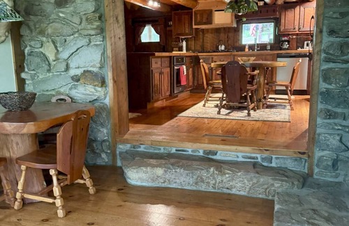 Clarion Cabin | Our spacious and comfortable rooms provide the perfect retreat for your next getaway. Conveniently located near top attractions and beautiful outdoor spaces, this is the perfect destination for those looking to unwind and recharge.