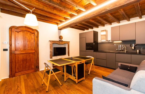 Roman Quarter Apartment | Our wonderful apartment is located in the historic center of Turin, overlooking the rooftops of the Quadrilatero Romano. The house is equipped with every comfort and is perfect for 6 people. The apartment is situated very close to all the main places of