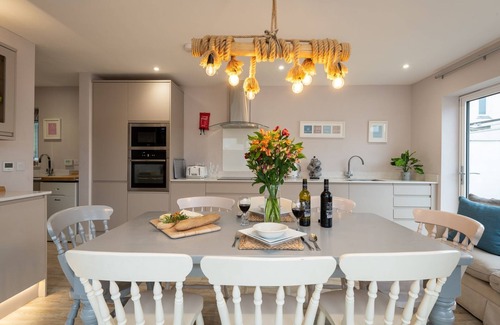 Rhosneigr Cottage | Out of the Blue : Spacious 5‑Bed Holiday Home with Annexe Near Rhosneigr Beach | Managed by Anglesey