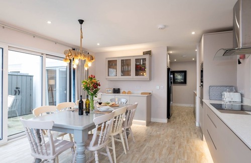 Rhosneigr Cottage | Out of the Blue : Spacious 5‑Bed Holiday Home with Annexe Near Rhosneigr Beach | Managed by Anglesey
