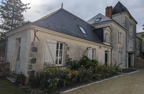 Saint-Saturnin-sur-Loire House | Outbuilding of the Château de Saint Saturnin sur Loire with view of the Loire River