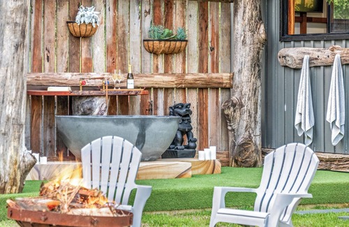 Amamoor Cabin | Outdoor Bath | Firepit | Dingo Creek Winery 14 mins | Private Luxury Cabin