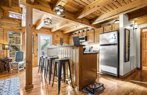 Gatlinburg - Pigeon Forge Cabin | Outdoor Fireplace, Privacy, Mtn Views, Hot Tub, WiFi, Dog Friendly 🐶