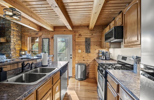 Gatlinburg - Pigeon Forge Cabin | Outdoor Fireplace, Privacy, Mtn Views, Hot Tub, WiFi, Dog Friendly 🐶