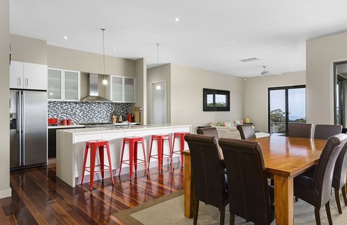 Mount Martha House | Outdoor Fun In The Sun - Swimming Pool and Tennis Court