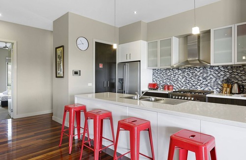Mount Martha House | Outdoor Fun In The Sun - Swimming Pool and Tennis Court