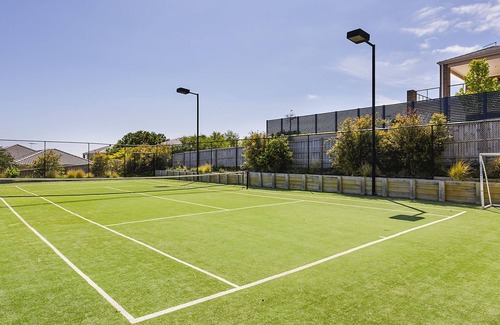 Mount Martha House | Outdoor Fun In The Sun - Swimming Pool and Tennis Court
