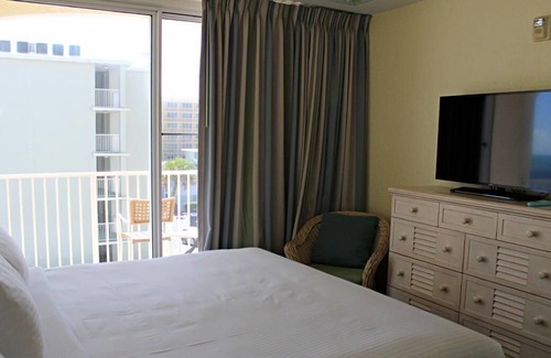 Bostroms Resort | Outdoor Getaway! 2 Serene Units w/Kitchen, Beach, Near Daytona 500 Experience