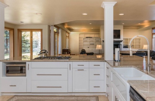 Sun Valley House | Outdoor Hot Tub, Game Room, 2 Kitchens, 3 Living Rooms - Perfect For Large Families