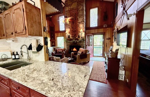 Charter Hills Cabin | Outdoor Movie Theater/Storybook Chalet Beech Mtn/Vibrant Autumn Colors/Hot Tub