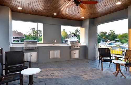 Lake Charles Apartment | Outdoor Pool. Free Breakfast. Cozy Queen Studio.